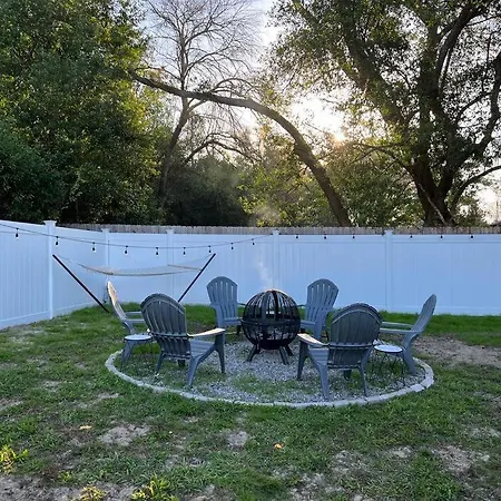 Villa House Of Manatees-Entire House With Yard, Fire Pit, Dog Friendly
